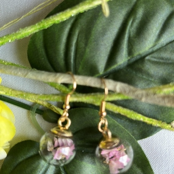 🐳Glass Globe Dried Pink Flower Dangle Earrings - Picture 6 of 14